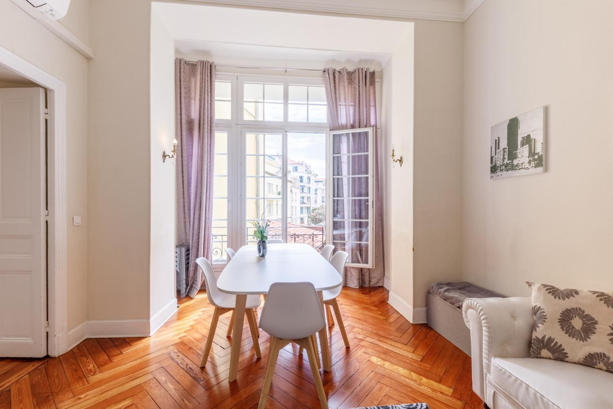 Prestige Designer Apartment, Super